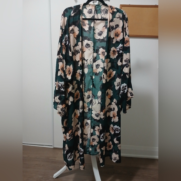 Pinkblush Sweaters - 💜4/$20💜 Floral long kimono cover up